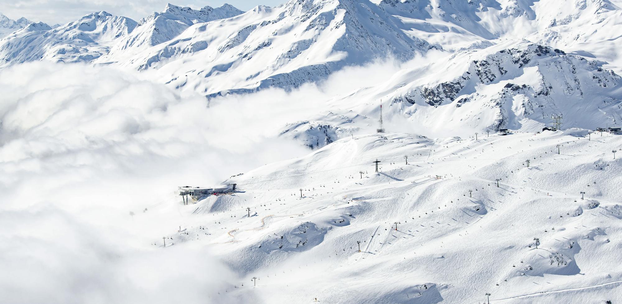 Verschneites Panorama am Arlberg