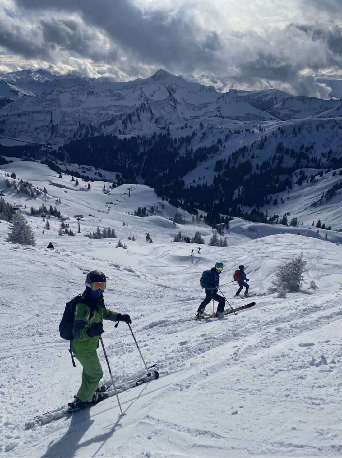 Gruppe im Gel&auml;nde oberhalb der Talstation